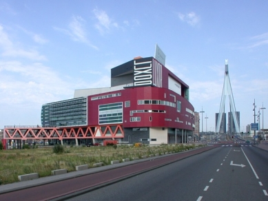 Erasmusbrug - Příjezd do Rotterdamu. Po levé straně Luxor Theater od Bolles + Wilson. - foto: Petr Šmídek, 2003