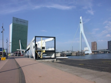 Erasmus Bridge - Left: KPN Tower by Renzo Piano, waterfront sculptures by Bolles+Wilson, and Erasmus Bridge. - foto: Petr Šmídek, 2003