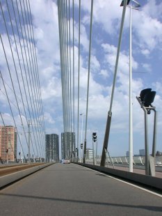 Erasmus Bridge - foto: Petr Šmídek, 2003