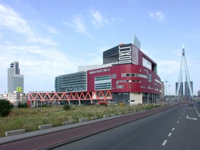 Nieuwe Luxor Theater - Vlevo Foster, vpravo Berkel a uprostřed Luxor. - foto: Petr Šmídek, 2003