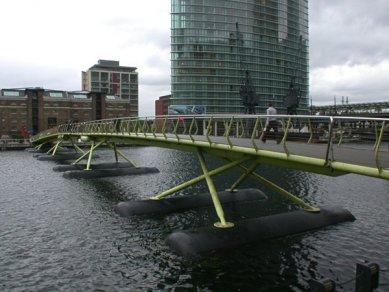 Most for pedestrians West India Quay - foto: Petr Šmídek, 2004