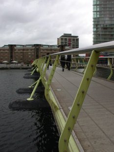 Most for pedestrians West India Quay - foto: Petr Šmídek, 2004