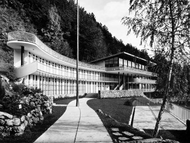 Oprava a obnova areálu kúpeľov Zelená žaba - pohľad od detského bazéna na hlavnú budovu - foto: pred otvorením 1936