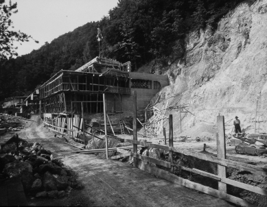 Oprava a obnova areálu kúpeľov Zelená žaba - pohľad na hlavnú budovu a základy bazéna - foto: počas realizácie cca 1935