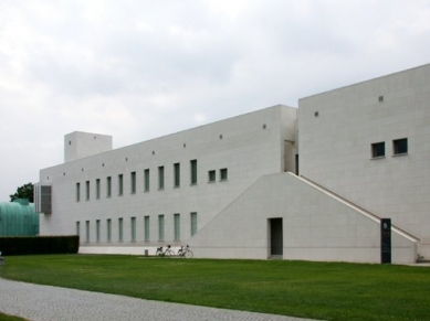 Umělecká a výstavní síň v Bonnu - foto: Petr Šmídek, 2002