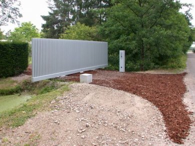 Hedge House - Zadní brána je už návrhem Wiel Aretse - foto: Petr Šmídek, 2003