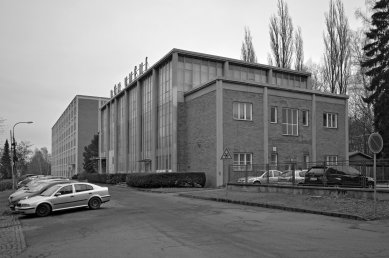 Památník Tomáše Bati - Přestavba Eduarda Stašy na filharmonii a oblastní galerii z roku 1955