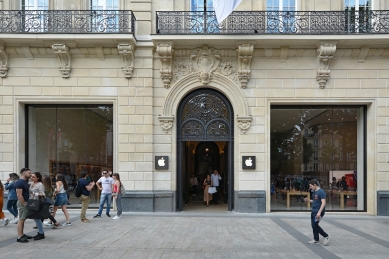 Apple Champs-Élysées  - foto: Petr Šmídek, 2019