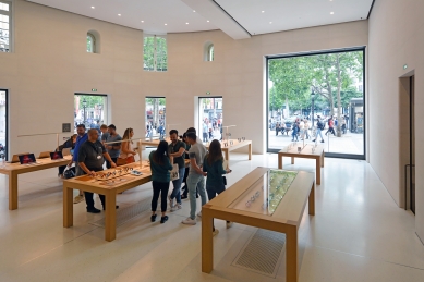 Apple Champs-Élysées  - foto: Petr Šmídek, 2019