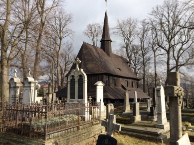Nová smuteční síň v Broumově - Fotografie dřevěného kostela na přilehlém hřbitově