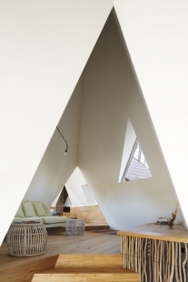 House Tepee in Nasu - foto: Koji Fuji - Nacasa & Partners Inc