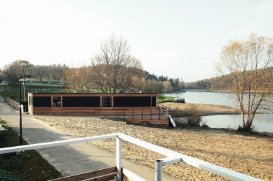 Zázemí vodních sportů a gastro kiosky na Hostivařské přehradě - foto: Matěj Štrassmajer