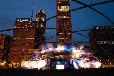 Millennium Park - Jay Pritzker Pavilion illuminated at dusk - foto: Courtesy of Jessica Tampas