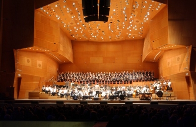 Millennium Park - The Grant Park Orchestra and combined Choruses perform on the stage of the Jay Pritzker Pavilion in Millennium Park. - foto: © Brook Collins/Chicago Park District