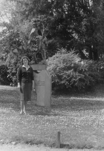 Památník benátským partyzánkám - Doborvý snímek s terakotovou sochou