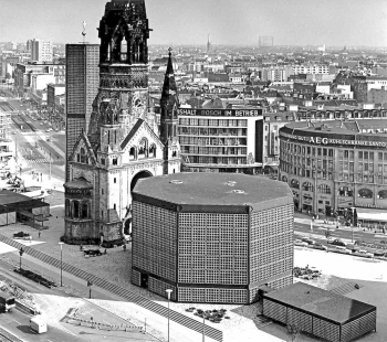 Pamětní kostel císaře Viléma - Letecký snímek obnoveného kostela v 60. letech minulého století