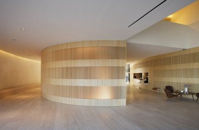 Hotel Puerta América - přízemí, 5 - 11. poschodí - John Pawson - hotelové lobby v přízemí - foto: © Hoteles Silken; Rafael Vargas, 2005