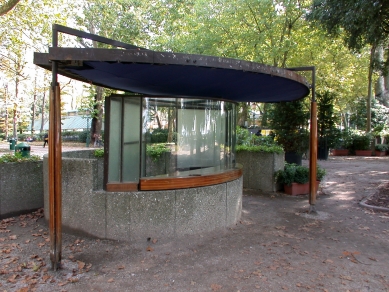 Prodejna vstupenek do areálu Giardini  - foto: Petr Šmídek, 2002