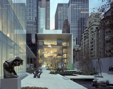 Rozšíření MoMA v New Yorku - The Museum of Modern Art, designed by Yoshio Taniguchi. View of The Abby Aldrich Rockefeller Sculpture Garden and The David and Peggy Rockefeller Building. - foto: © 2005 Timothy Hursley