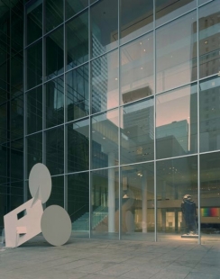 Expansion of MoMA in New York - The Museum of Modern Art, designed by Yoshio Taniguchi. View of The David and Peggy Rockefeller Building from The Abby Aldrich Rockefeller Sculpture Garden. - foto: © 2005 Timothy Hursley