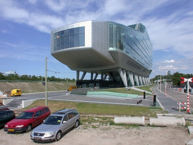 Hlavní sídlo společnosti ING - foto: Petr Šmídek, 2003
