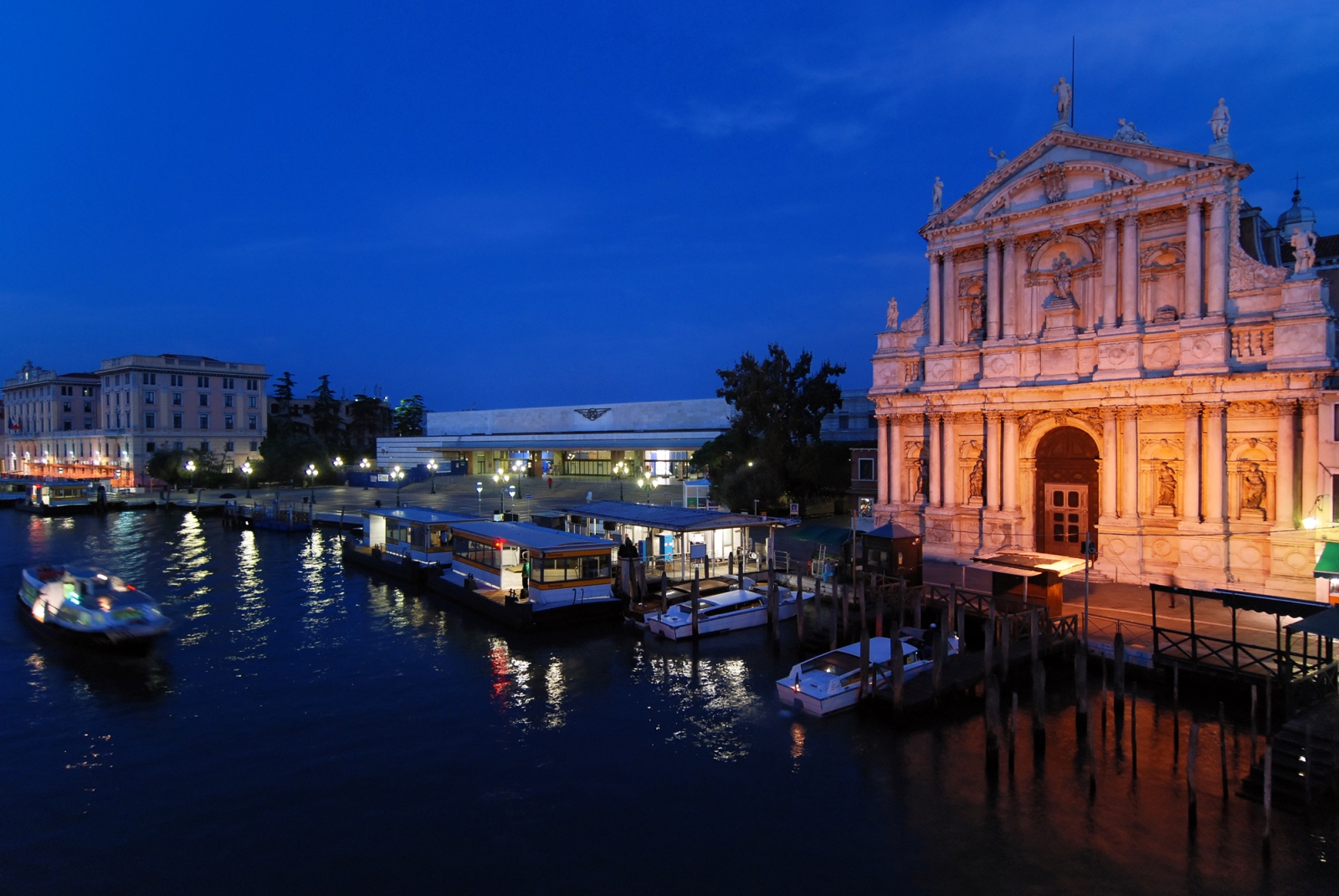 archiweb.cz Hlavní železniční stanice Santa Lucia