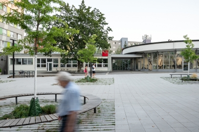 Revitalizace veřejného prostoru u obchodního centra Cíl v Praze na Zahradním Městě - foto: Alex Shoots Buildings