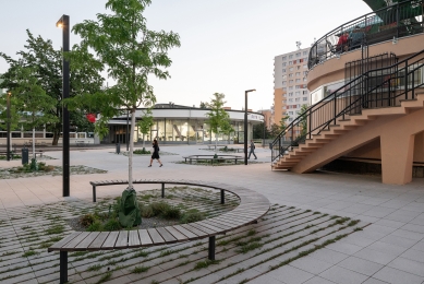 Revitalizace veřejného prostoru u obchodního centra Cíl v Praze na Zahradním Městě - foto: Alex Shoots Buildings