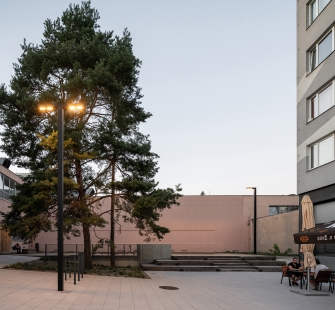 Revitalizace veřejného prostoru u obchodního centra Cíl v Praze na Zahradním Městě - foto: Alex Shoots Buildings