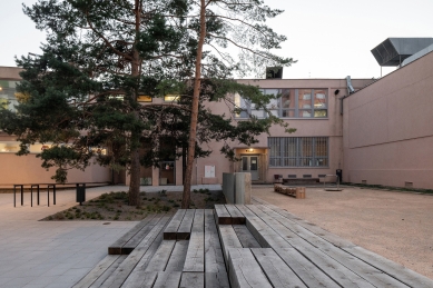 Revitalizace veřejného prostoru u obchodního centra Cíl v Praze na Zahradním Městě - foto: Alex Shoots Buildings