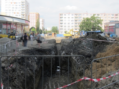 Revitalizace veřejného prostoru u obchodního centra Cíl v Praze na Zahradním Městě - Realizace