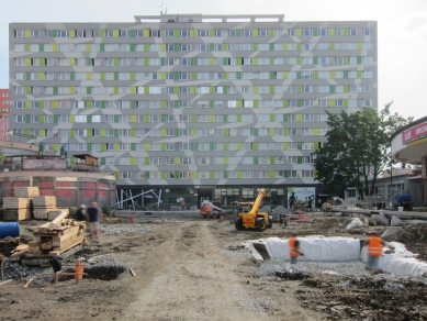 Revitalizace veřejného prostoru u obchodního centra Cíl v Praze na Zahradním Městě - Realizace