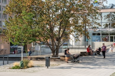 Revitalizace veřejného prostoru u obchodního centra Cíl v Praze na Zahradním Městě - foto: Alex Shoots Buildings