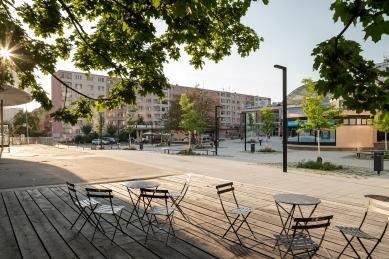 Revitalizace veřejného prostoru u obchodního centra Cíl v Praze na Zahradním Městě - foto: Alex Shoots Buildings