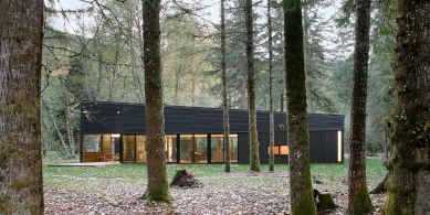 Courtyard House on a River - foto: Mark Woods