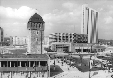 Kongresové centrum s hotelem - Historický snímek z roku 1974 - foto: Wolfgang Thieme