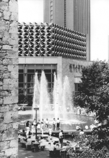 Kongresové centrum s hotelem - Historický snímek z roku 1988 - foto: Wolfgang Thieme