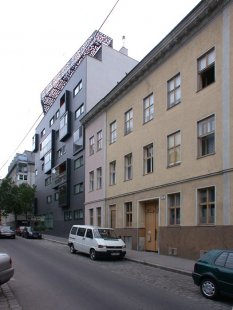 Bytovka Paltramplatz - foto: Petr Šmídek, 2002