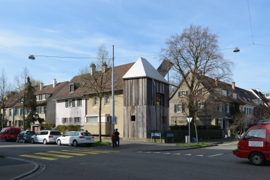 House with a Tree - foto: Petr Šmídek, 2015