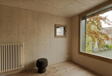 House with a Tree - foto: Rolf Frei