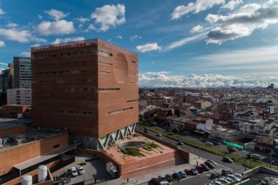 Fundación Santa Fe de Bogotá - rozšíření nemocnice