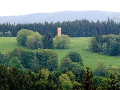 Věž Scholzberg - vertikální sklad dřeva s kontrolním schodištěm ve tvaru věže - foto: © Radka Ciglerová