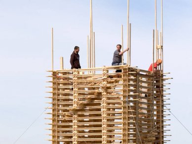 Věž Scholzberg - vertikální sklad dřeva s kontrolním schodištěm ve tvaru věže - foto: © Radka Ciglerová