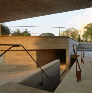 MuBE - Brazilian Museum of Sculpture - Entrance to the administrative part of the museum - foto: © Nelson Kon, www.nelsonkon.com.br