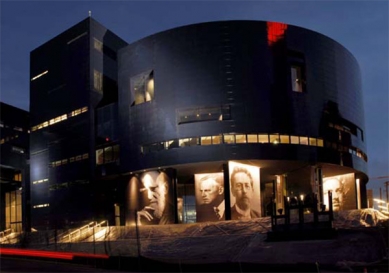 Guthrie Theater - Guthrie exterior – Night View from Stone Arch Bridge - foto: © Amanda Ortland
