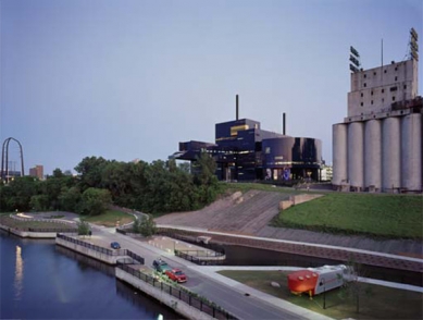 Guthrie Theater - Guthrie exterior – View from Stone Arch Bridge - foto: © Roland Halbe