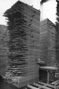 Americké rámování - Stacks of lumber, Seattle Cedar Manufacturing Plant, Ballard, 1958 - foto: Photo by Webster & Stevens. Digital Collection: Museum of History & Industry Photograph Collection
