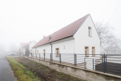 Stavení s červenou pumpou - foto: Jakub Sedlák / fotonotes