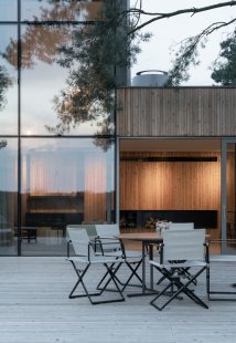 Terrace with a house by the lake - foto: © Alex Shoots Buildings