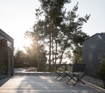 Terrace with a house by the lake - foto: © Alex Shoots Buildings